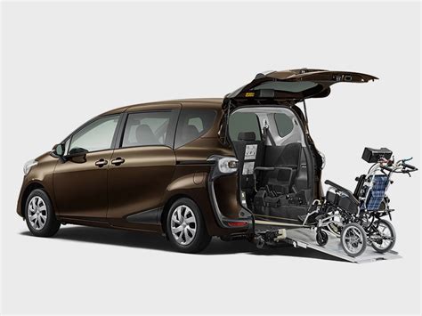 Фото Toyota Sienta - Toyota Sienta 2015 вид сзади 2