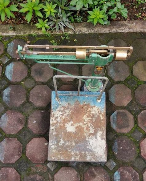 Timbangan Duduk Mekanik Manual Kapasitas 25 Kg Tahun 80an Perabotan