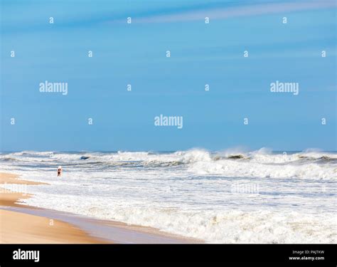 Frau im bikini am strand Fotos und Bildmaterial in hoher Auflösung Alamy