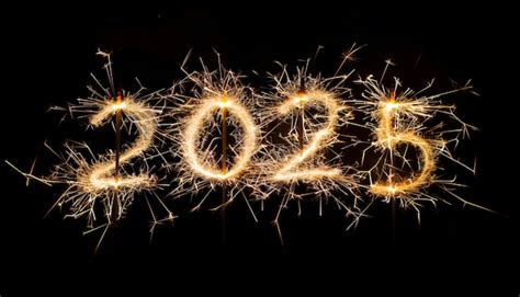 Новый год 2025 свет Искры рисуют фигуры 2025 бенгальские огни и буквы ...