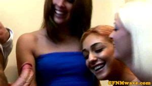 две сосут одна дрочит и смотритを視聴 Blowjob Pornhub Двойной Отсос Porn SpankBang