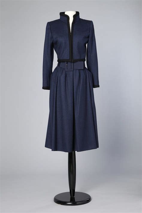 Tailleur en lainage bleu griffé Yves Saint Laurent Couture 1976 Chez