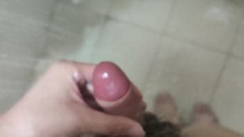 男大学生背着人浴室自慰 XVIDEOS