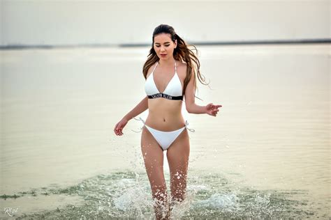 Обои women white bikini belly women outdoors water water drops depth of field sea