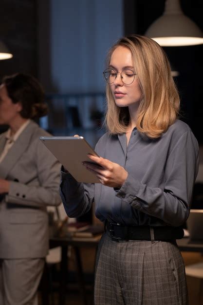 Femme Blonde L Aide De Tablette Photo Gratuite