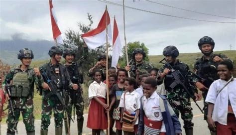 Satgas Yonif Raider 321 Kostrad Kibarkan 321 Bendera Merah Putih Di