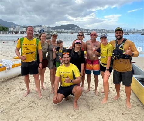 Baixista do Red Hot Chili Peppers rema de canoa havaiana no Rio de Janeiro Aloha Spirit Mídia