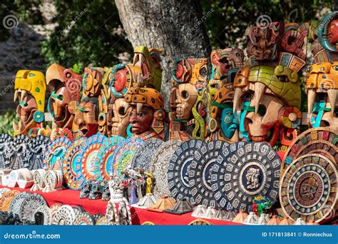 Carved Wooden Souvenirs At Chichen Itza Mexican Market Stock Afbeelding