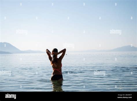 Frau Im Bikini Von Hinten Fotos Und Bildmaterial In Hoher Aufl Sung Alamy