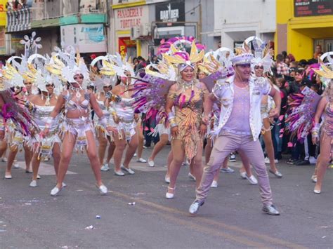 Miles De Personas Disfrutan Del Desfile De Carros Aleg Ricos