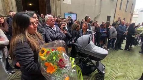 Genova i funerali dell uomo ucciso da una freccia Javier è morto