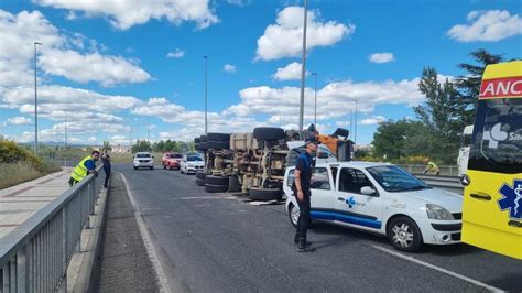 Un herido grave tras el vuelco de un camión en la Ronda Este de León