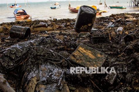 Pantai Kampung Melayu Batam Tertutup Limbah Hitam Republika Online