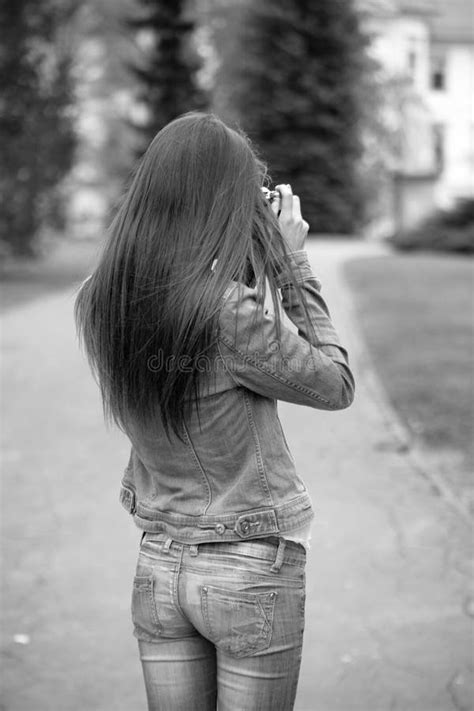 Belle Jeune Fille Mince De Forme Physique Photo Stock Image Du Stationnement Brunette