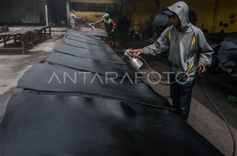 Pelaku Usaha Kulit Lesu Antara Foto