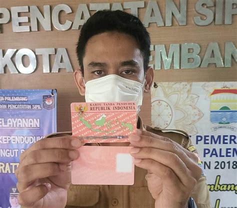 Disdukcapil Palembang Luncurkan E KTP WNA Beda Warna Dan Bahasa