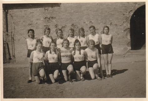 VINTAGE FOTO HÜBSCHE Mädchen im Sportdress Handball Mannschaft Heide Nude EUR