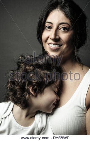 Schöne Latina Mädchen brünett mit einem glücklichen Gesicht winken ihre weiße Flagge glücklich