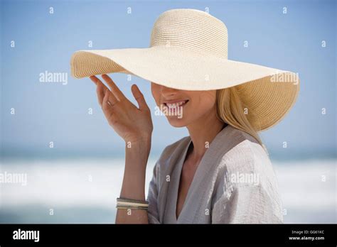 Junge blonde frau am strand Fotos und Bildmaterial in hoher Auflösung Alamy