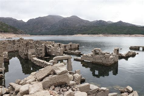 Foto De The Ruins Of Vilarinho Da Furna During The Dry Season When The