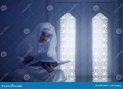 Homme Musulman Arabe Assis Et Lisant Le Quran Image Stock Image Du