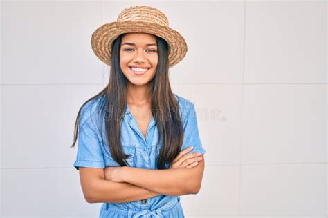 Joven Turista Latina De Vacaciones Sonriendo Feliz Paseando Por La Ciudad Foto De Archivo