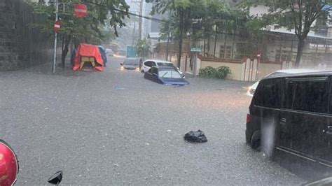 Banjir Kepung Makassar Jalan Berubah Jadi Sungai Smartnews Co Id