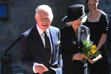 Re Carlo E Camilla La Scena Imbarazzante Fa Il Giro Del Mondo