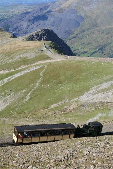 Um Trem Do Vapor Da Estrada De Ferro Da Montanha De Snowdon Que