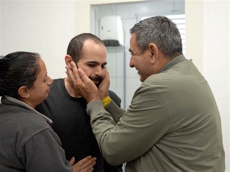 Una campaña mundial exige la liberación de la familia argentina Bibas