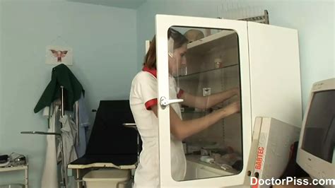 Dottore Piss Anni Ragazza Sottomessa Riceve Auto Terapia Hardcore Delle Urine Dal Dottore Tim
