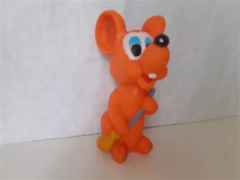 Boneco De Borracha Antigo Rato Segurando Vassoura MercadoLivre