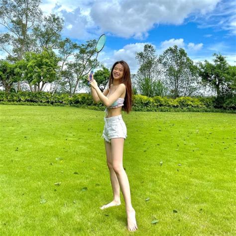 Lộ chân dài quá đáng hot girl Linh Ka khiến fan khiếp vía