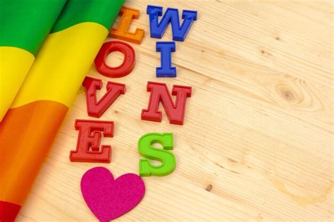 Bandera Del Orgullo Gay En Mesa De Madera Foto Premium