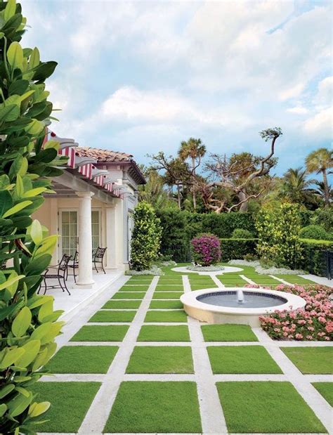 Искусственный газон в интерьере двора - 86 фото