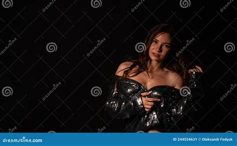 Belle Sexy Nue Fille Exquise Lingerie Isolée Sur Fond Noir Foncé Image stock Image du jour