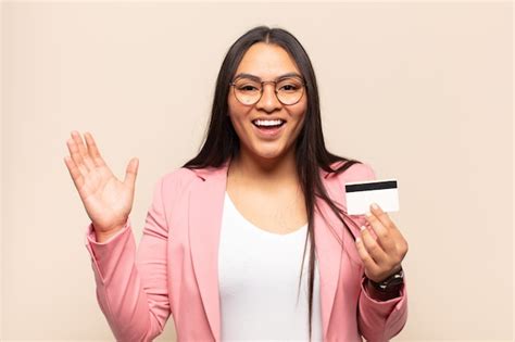 Mujer Latina Joven Que Se Siente Feliz Sorprendida Y Alegre Sonriendo Con Actitud Positiva