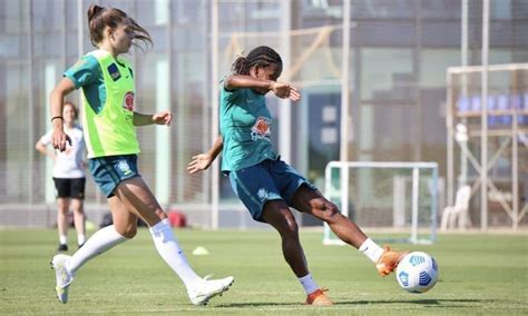 Pia Comanda Treino Da Sele O Feminina De Futebol Visando A R Ssia