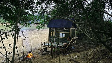 Camping Hujan Deras Membangun Shelter Bambu Sederhana Di Pinggir