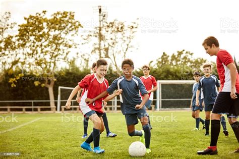 anak lakilaki bermain sepak bola pertandingan  lapangan latihan foto