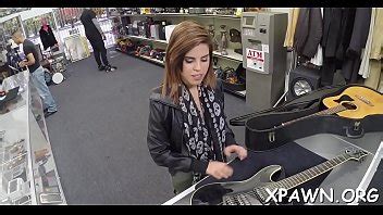 E Femme J Nous Montre Comment Cette Fille A Des Relations Sexuelles Dans Magasin XVIDEOS