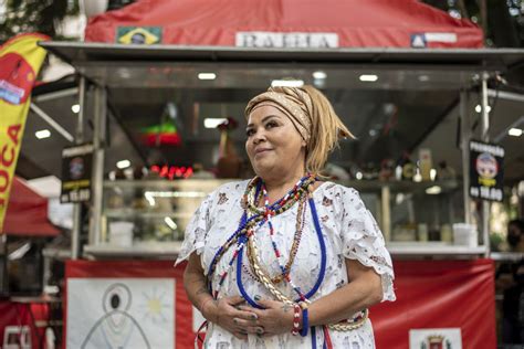 Entenda porque as baianas do acarajé são patrimônio cultural do Brasil