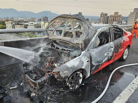 影國1高架南向環北段火燒車 「引擎燒成廢鐵」駕駛棄車逃 中天新聞網