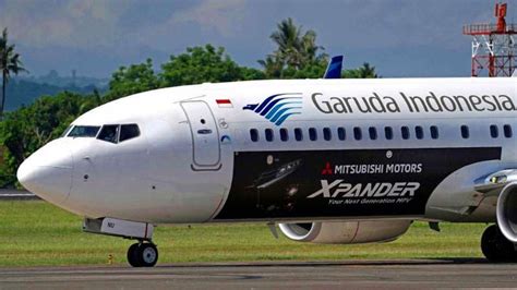 foto garuda indonesia hingga direksi  komisarisnya didenda ratusan juta