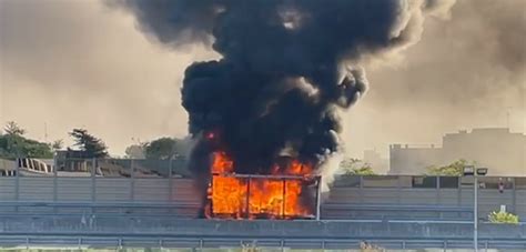 Incendio Sulla Foto Video Brucia Rimorchio Di Un Autotreno