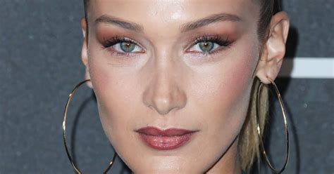 Cuerpo De Ensue O Modelo Con Una Figura Perfecta Comparte Fotos De La Playa En Un Bikini