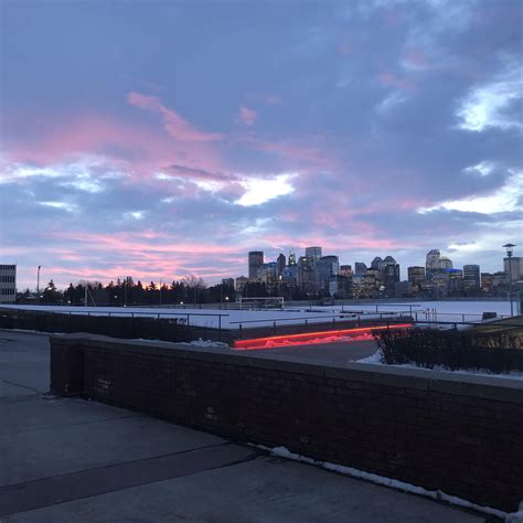 Captured this while on campus this morning : r/Calgary