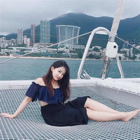 Con gái tỷ phú đèn LED diện bikini khoe dáng nuột nà
