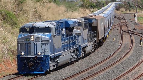 Trem da Rumo retornando a locomotiva e os vagões novos carregados