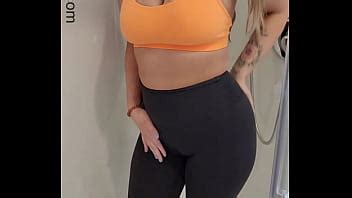 Gran culo milf mostrando su cuerpo curvilíneo en la ducha XVIDEOS